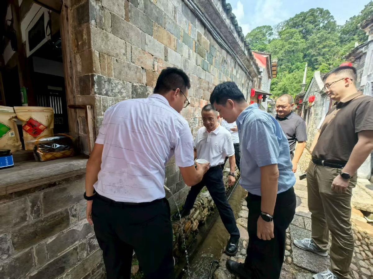 深入连城宣和镇培田村察看水质情况.jpg