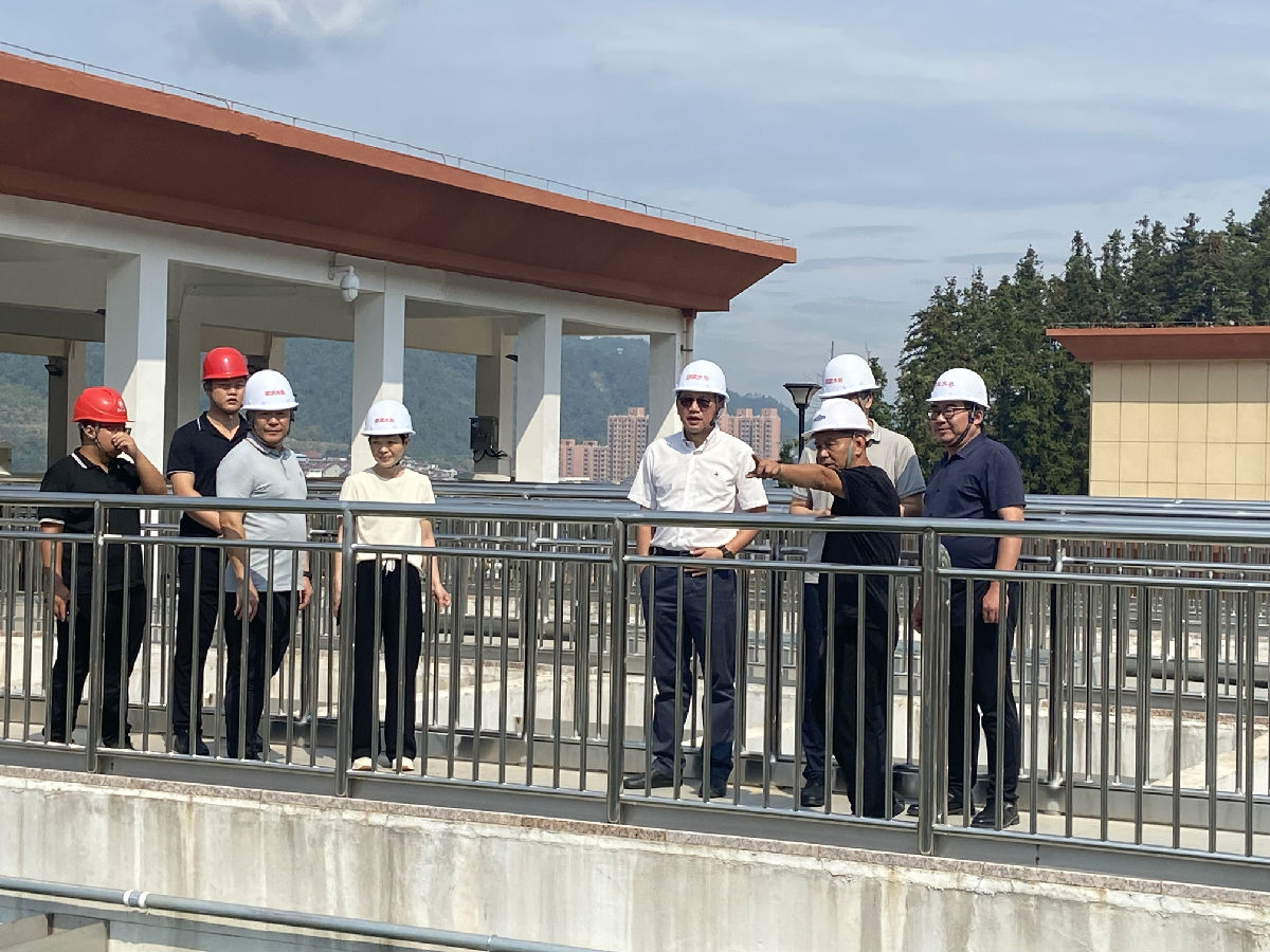 叶辉一行在吴家塘自来水厂二期扩建工程现场安全检查.jpg
